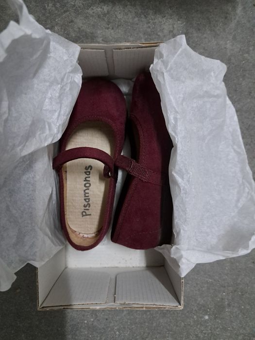 Sapatos merceditas tipo camurça cor bordeaux, marca Pisamonas