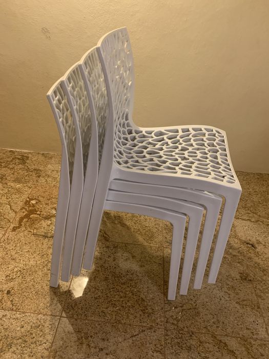 Cadeiras em plástico branco