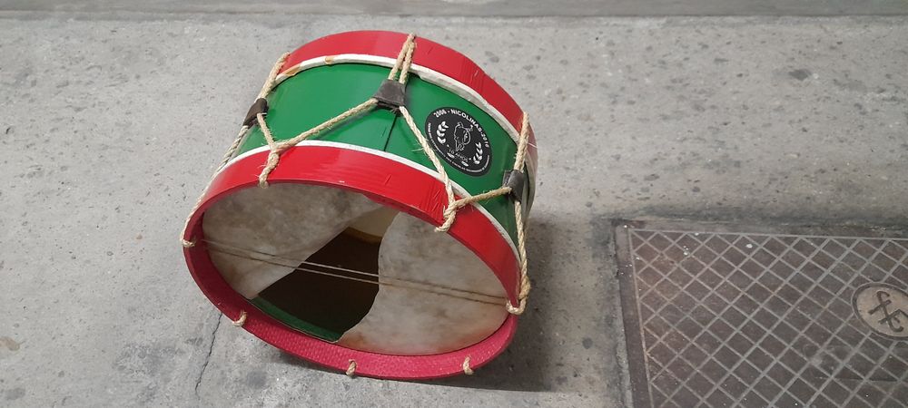Tambor pequeno com 30cm.