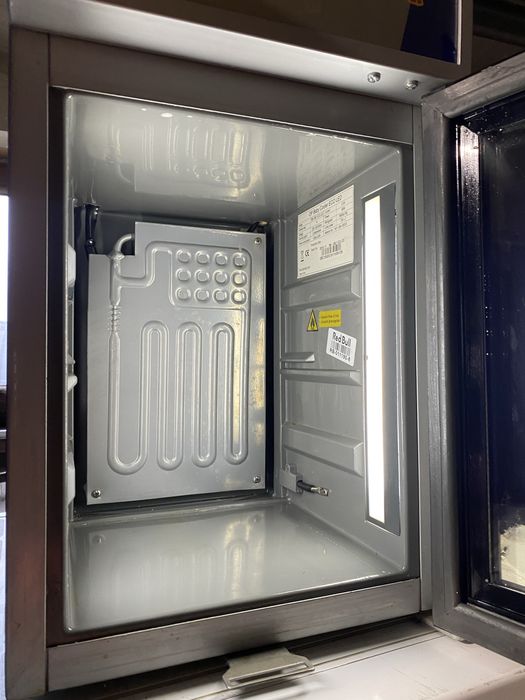 lodówka ekspozycyjna marki Red Bul