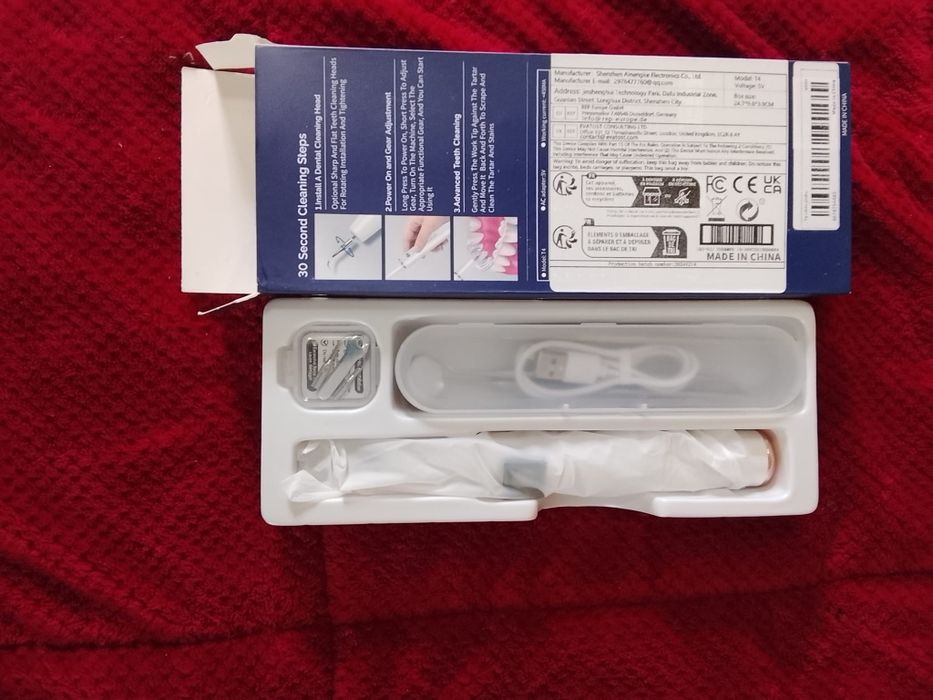 Consultório Dentário com vários equipamentos pronto para trabalhar com