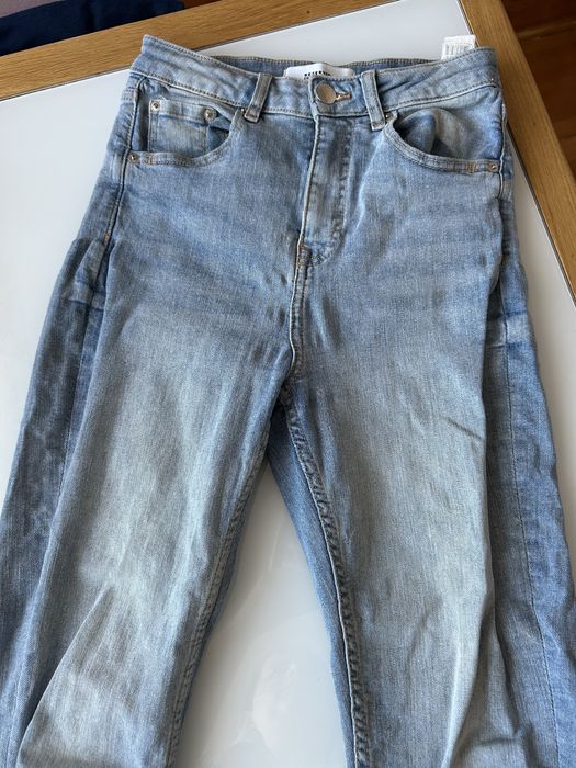 niebieskie jeansy skinny z wysokim stanem