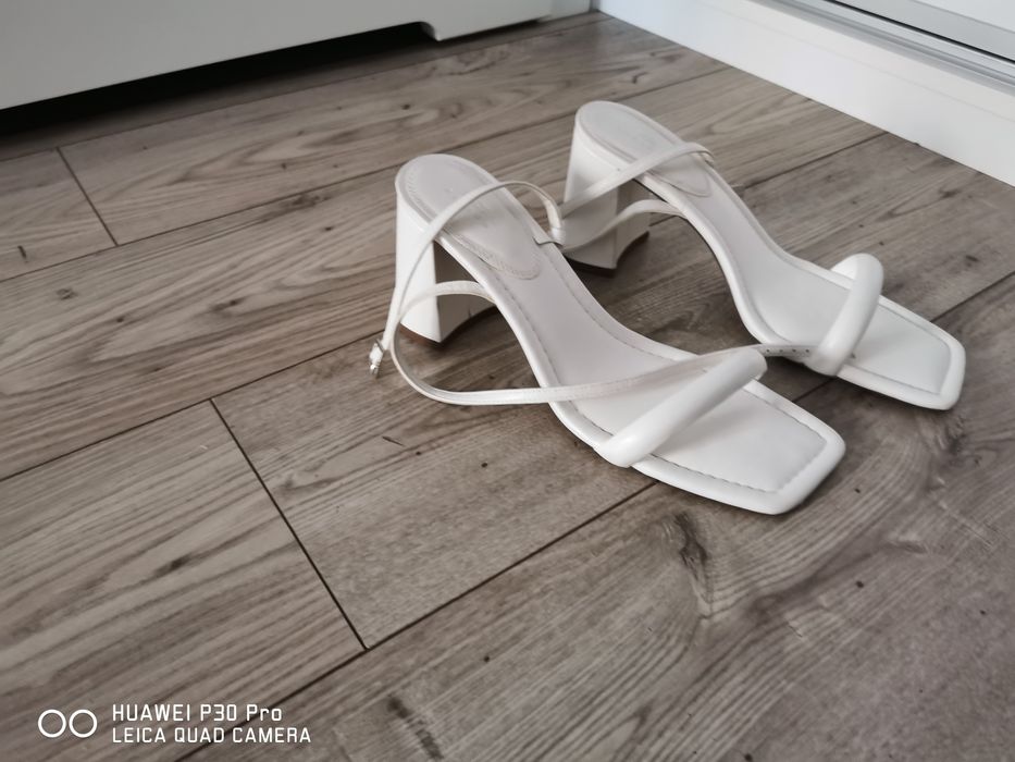 Białe sandałki r 45 Nowe szpilki