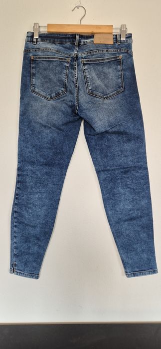 Spodnie jeansowe damskie granatowe dziury Mohito 36