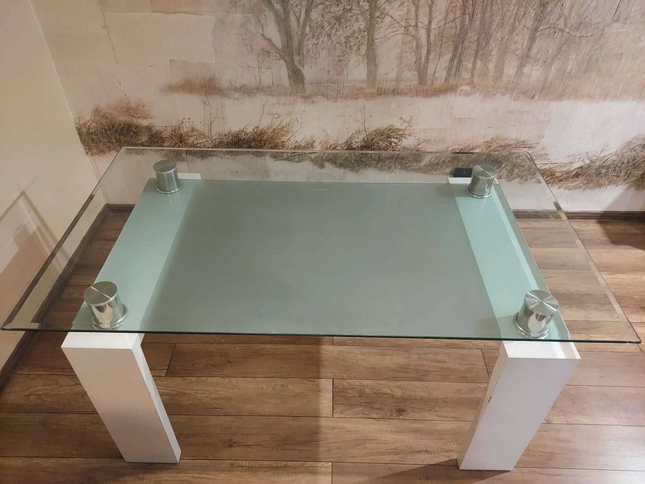 Szklany stół jadalny