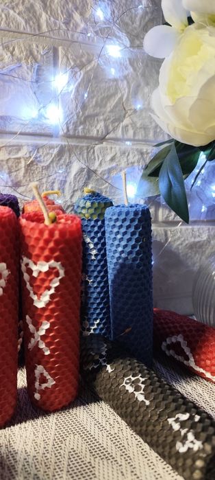 Програмні свічки з вощини, трав, ефірних олій та воску.