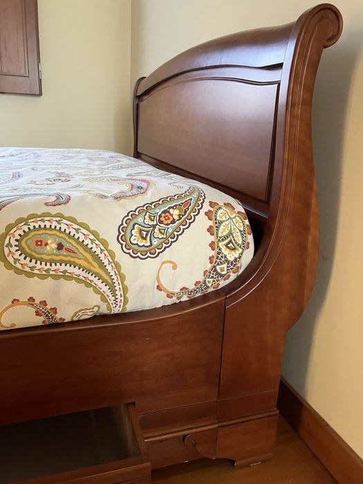 Cama de casal em cerejeira macica com 4 gavetas para arrumacao.