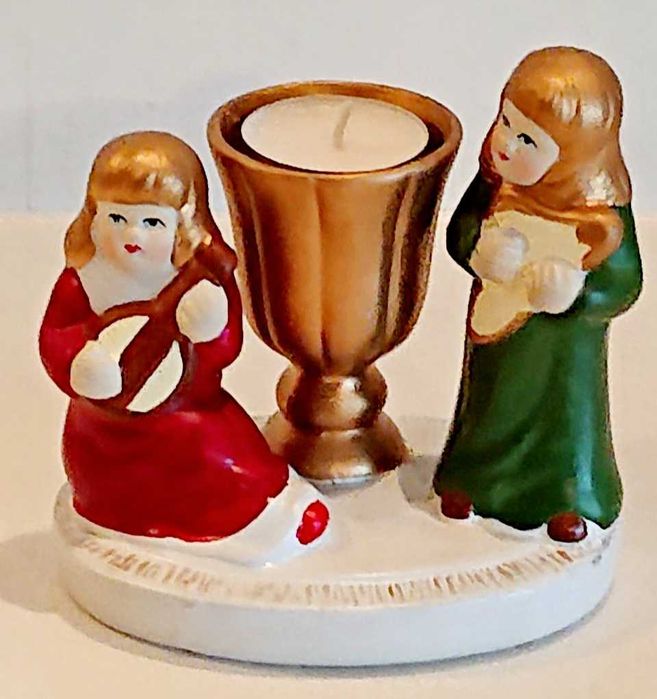 Красивая старинная рождественская статуэтка - два ангела.