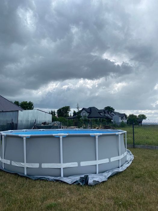 Basen ogrodowy z drabinką
