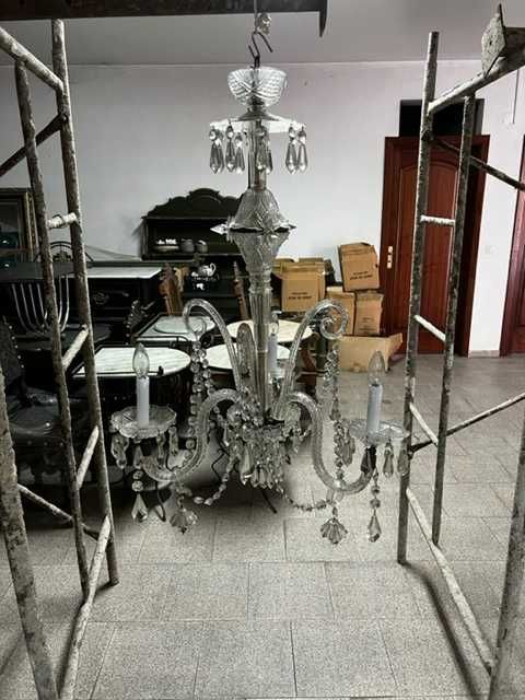 Candeeiros diversos em lustre de cristais antigos