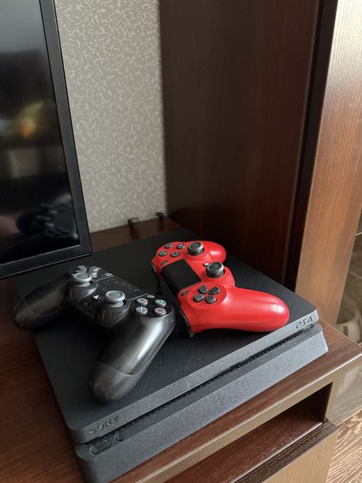 PlayStation 4 Slim 1TB + 2 джойстики + ігри