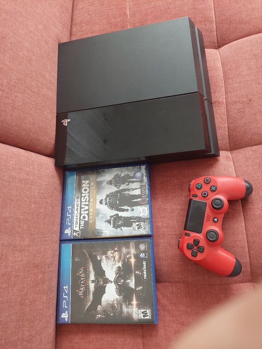 Konsola PlayStation 4 z dwoma grami i z padem