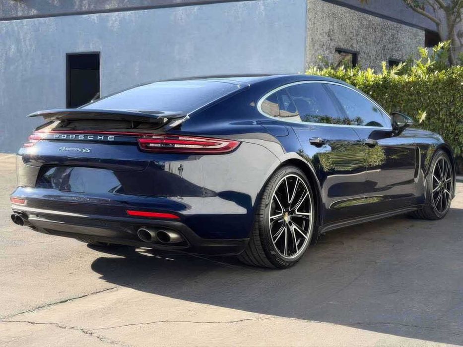 Porsche Panamera 4S      2018