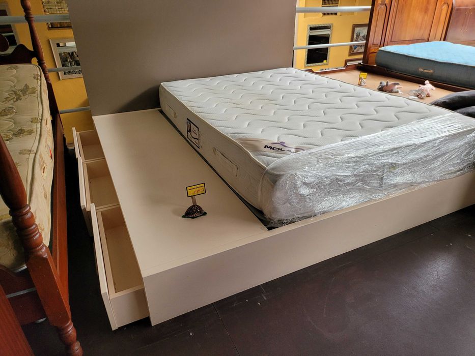 Cama com arrumação mais três gavetas estrado e colchão - B