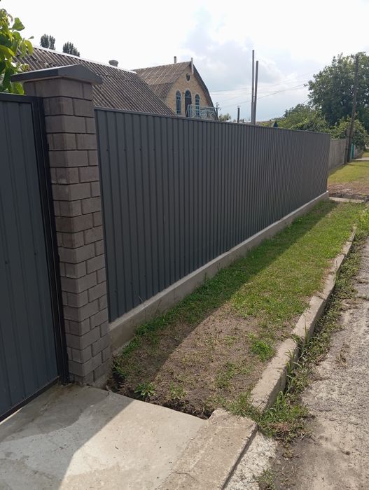 Будуємо паркани з металопрофіля різних розмірів та видів