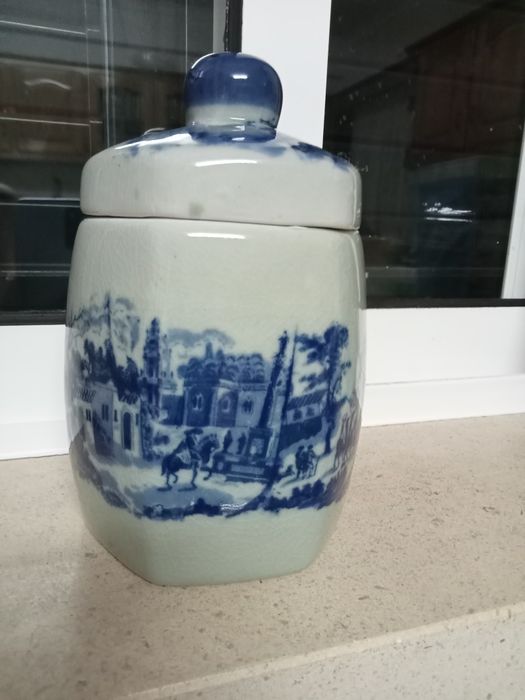 Decorative pot.443549741263114240