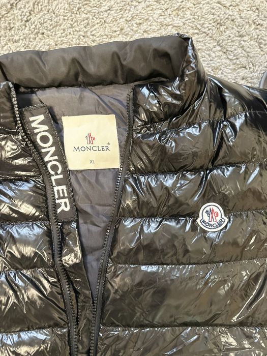 Жилетка Moncler.