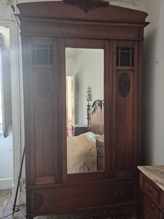 Roupeiro antigo em madeira com espelho