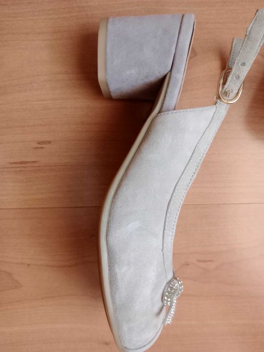 Sandálias de camurça cinza claro, da marca D Chicas