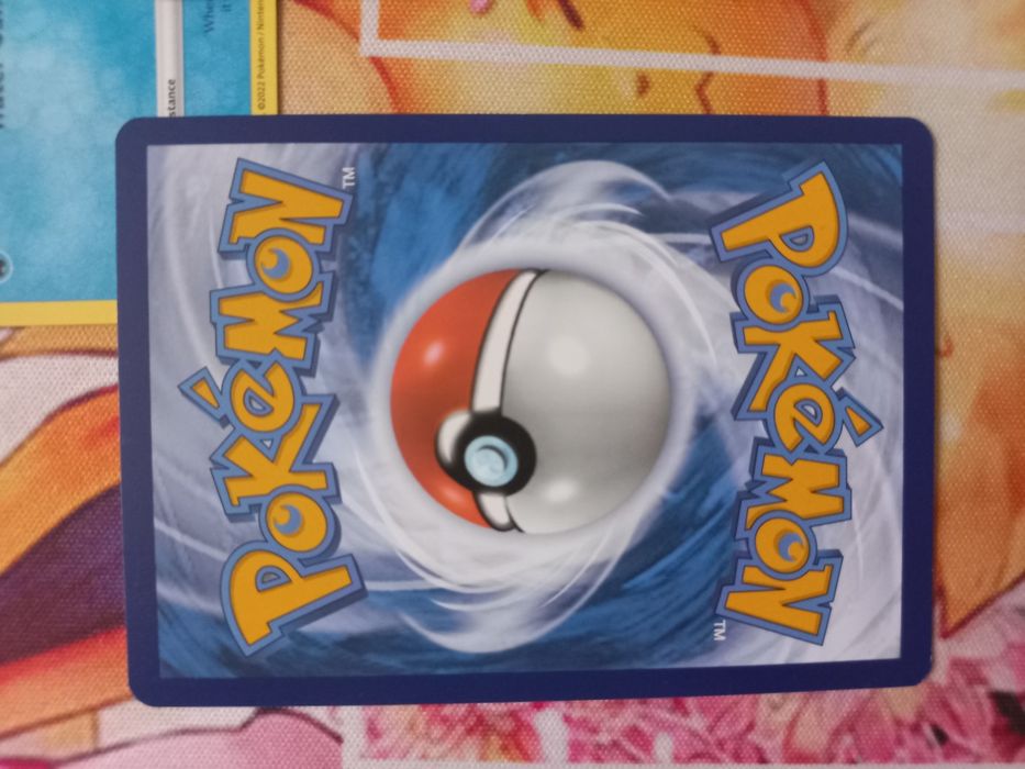 Zestaw 100 różnych oryginalnych kart pokemon.