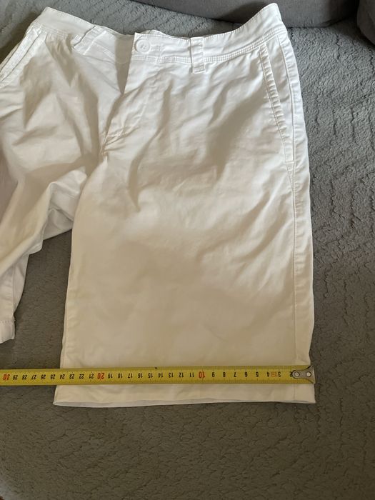 Oryginalne białe spodenki marki Armani Exchange.