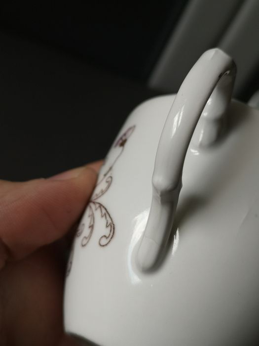 Dwie stare porcelanowe filiżanki motyw kwiatów