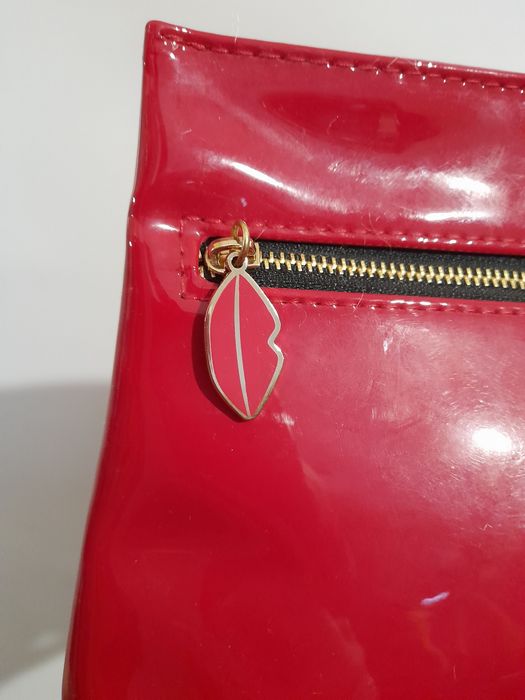 Yves Saint Laurent червона жіноча косметичка