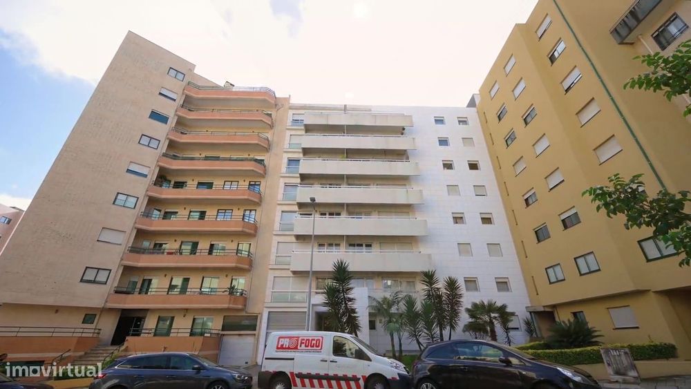 T2 Cidade Jovem - Rio Tinto com lugar de garagem e arrumos.