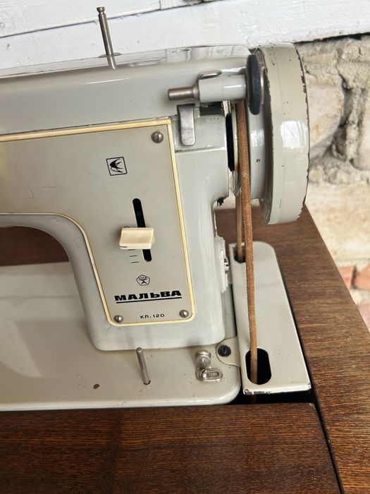Мальва швейна машинка