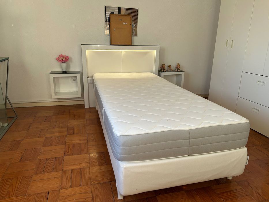 Cama branca de solteiro IKEA 220x90 e colchão