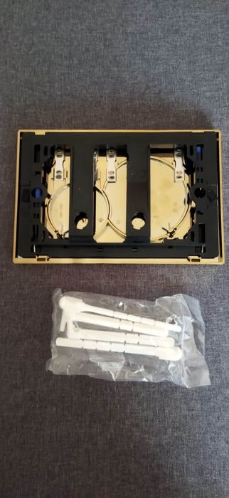 Placa de atuação dupla para descarga de autoclismo