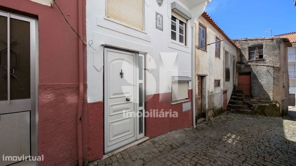 Aconchegante Moradia T2 Trplex Renovada, em Folques