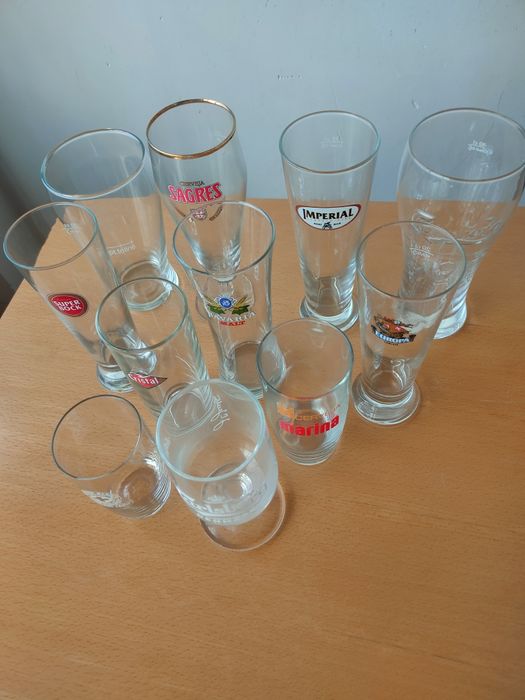 Conjunto de copos de cerveja para coleccionadores.