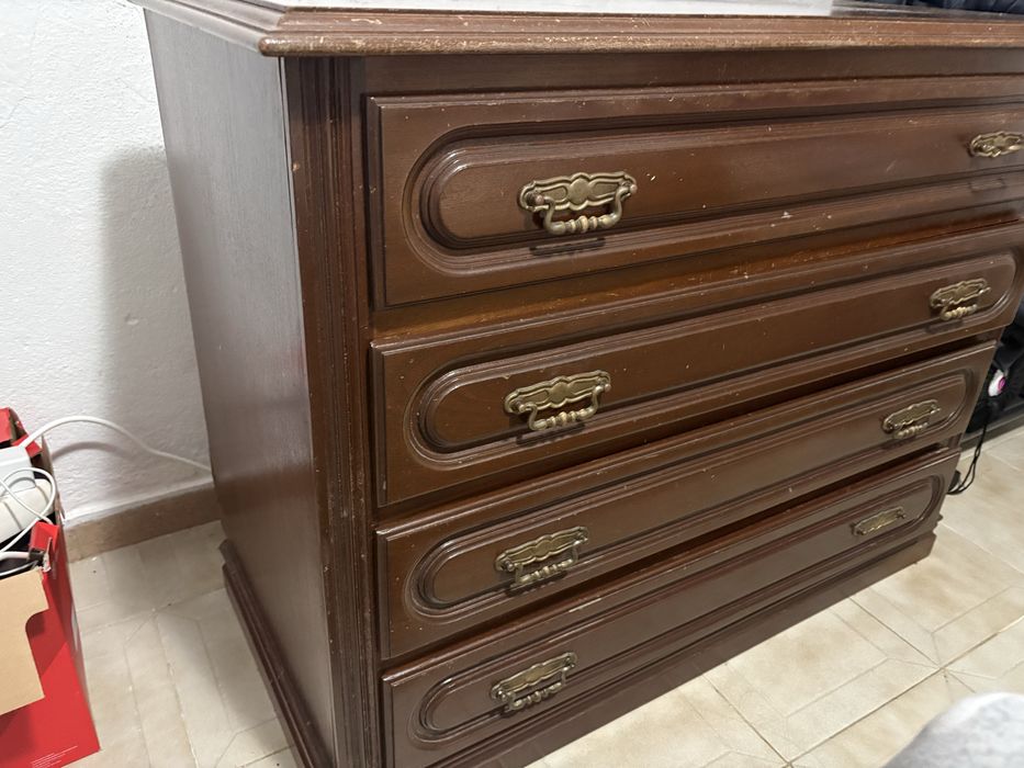 Móvel de madeira maciça