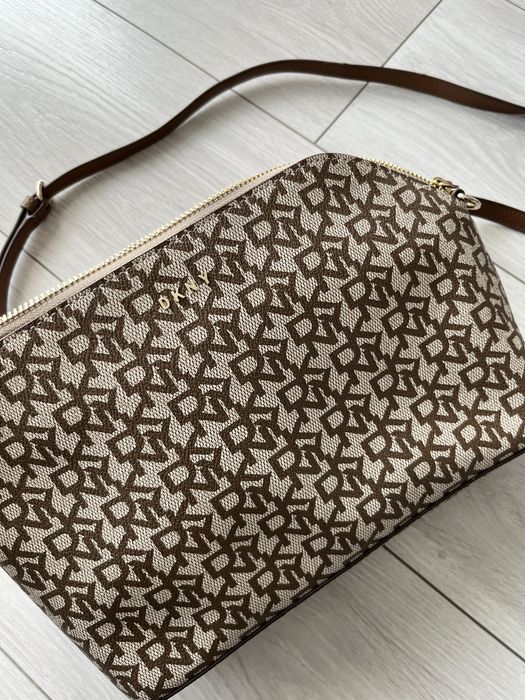 Torebka listonoszka DKNY brązowa monogram damska na ramię