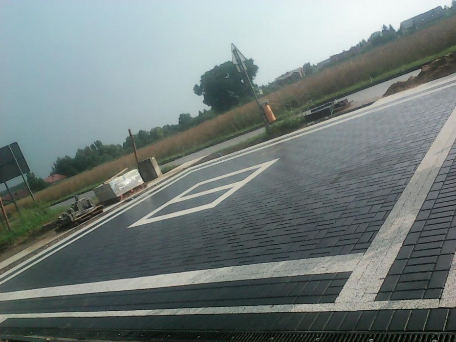 Brukarstwo, Układanie kostki brukowej również maszynowo