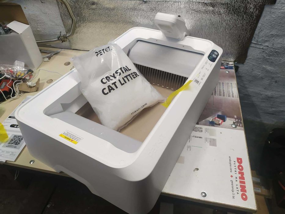 Kuweta samoczyszcząca z kamerą AI