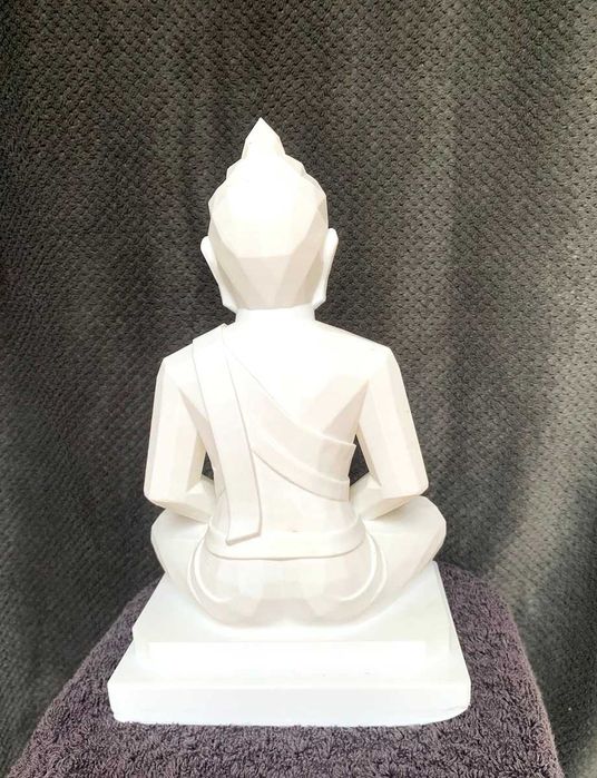 Buda Low-Poly Decorativo — Branco