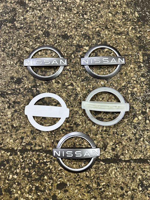 Ємблема в решітку радіатора nissan rogue t33, kikcs 2024-2025