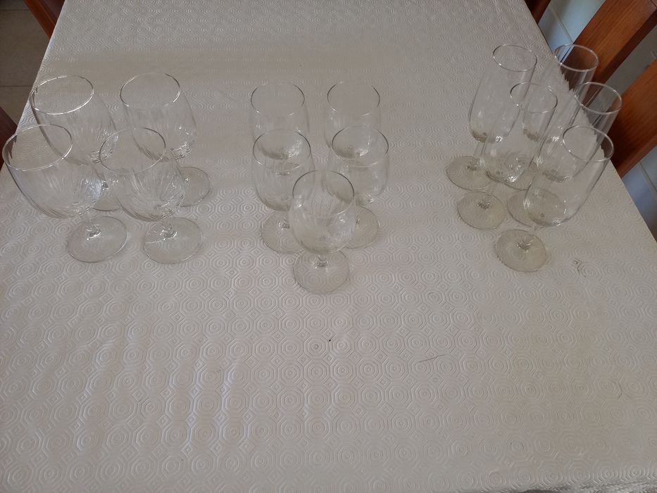 Copos de pé alto e taças de champanhe