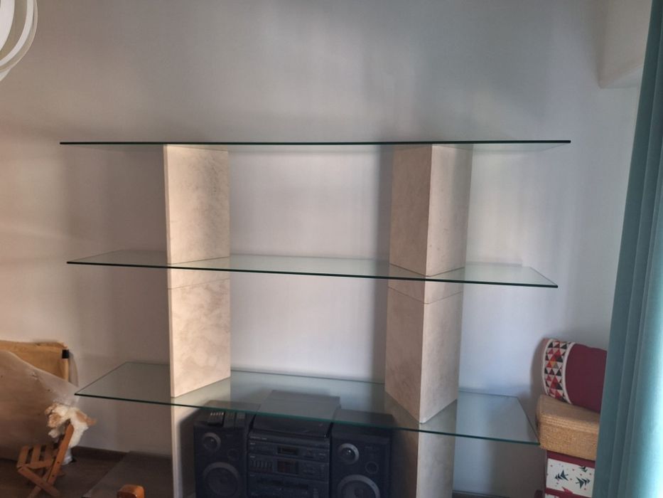 Movel estante de sala em marmore com quatro prateleiras de vidro