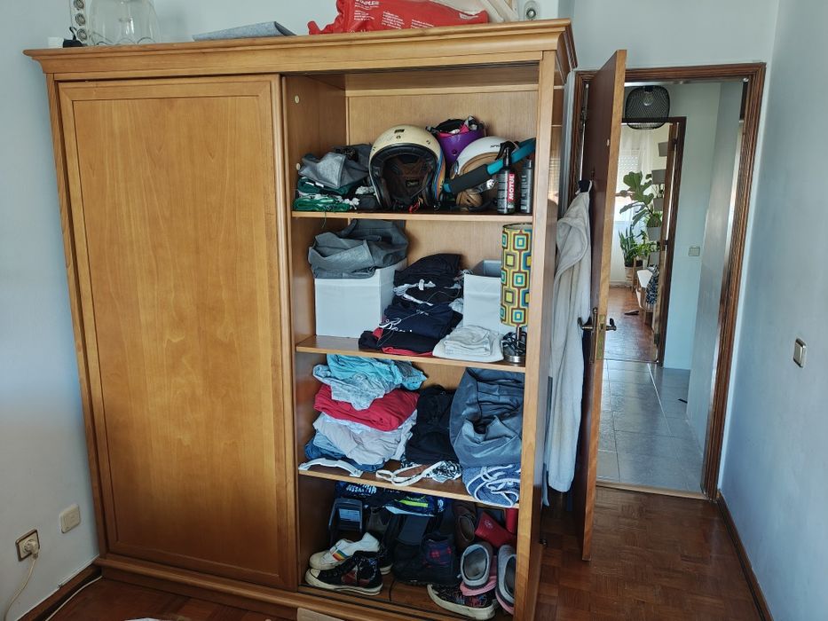 Armário Roupeiro em Madeira Maciça – Portas de Correr