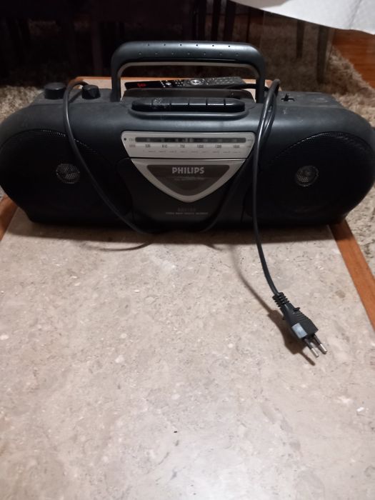 Aquecedor e rádio cassetes a funcionar