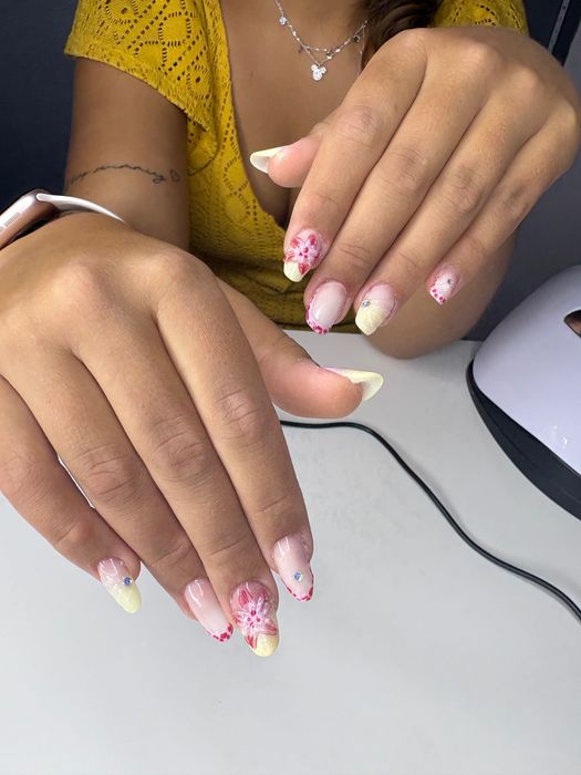 Aplicação de unhas de gel