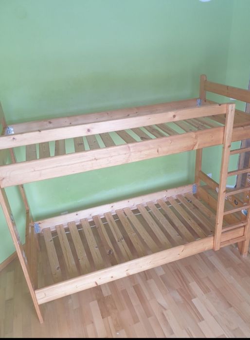 Łóżko piętrowe dziecięce, drewniane.
