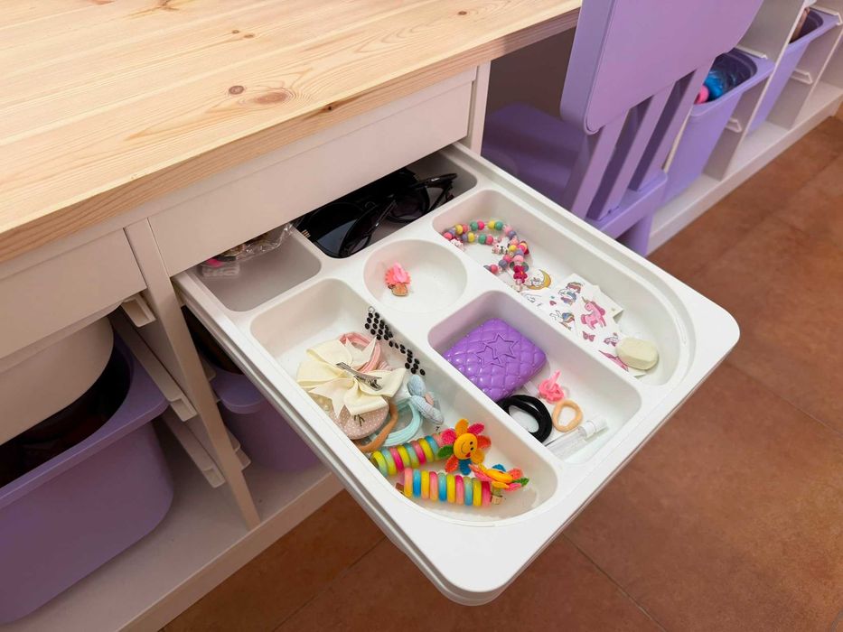 Arrumação IKEA com mesa e cadeira infantil