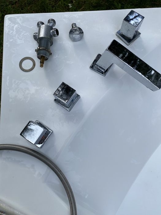 Wanna narożna z hydromasażem