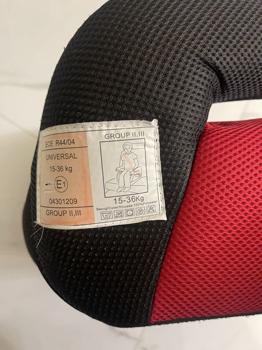 Автокрісло бустер.