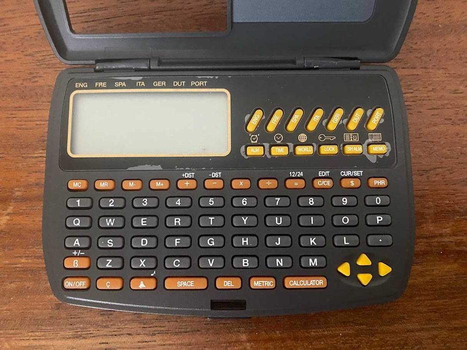 Calculadora e tradutora de bolso com databank