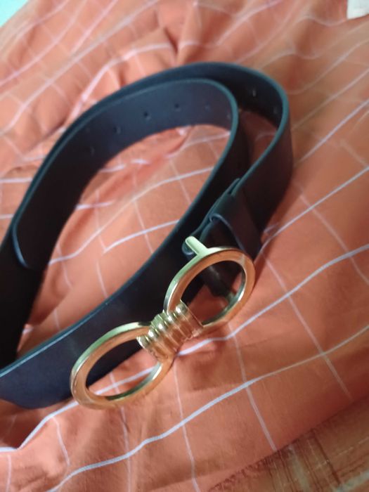 Czarny pasek złota klamra dwa duże koła marki Topshop.